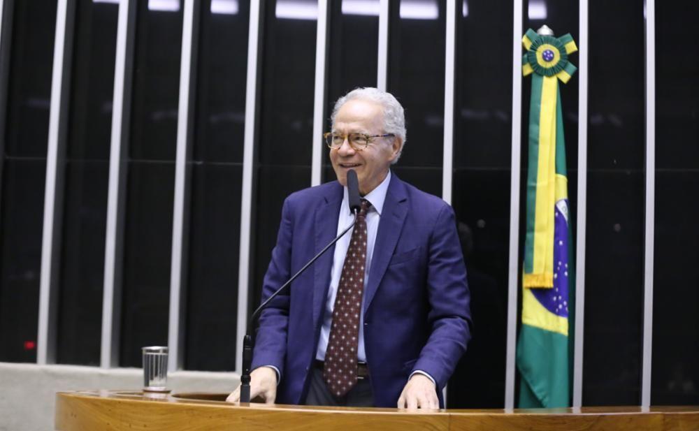 Nelson Tanure discursando no plen&aacute;rio da C&acirc;mara dos Deputados