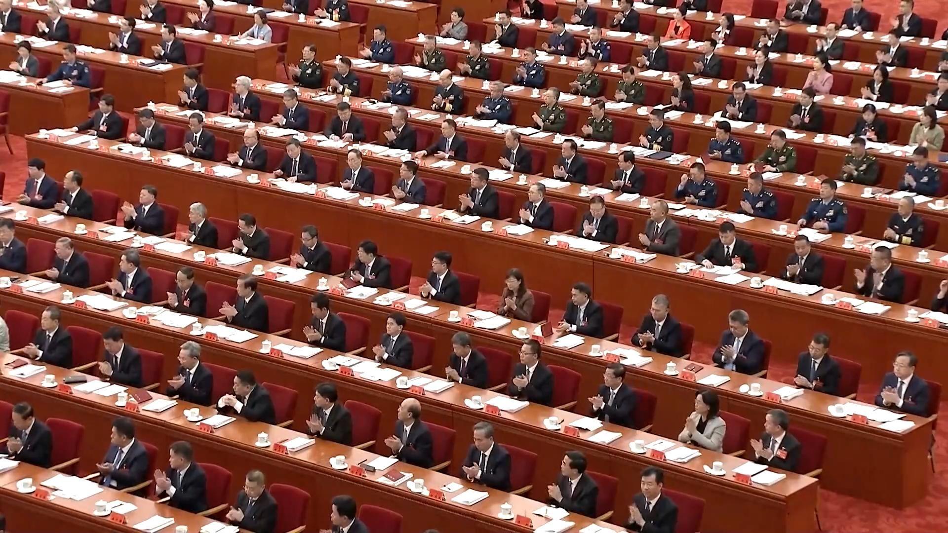 從高位拍攝北京京西賓館中共二十屆四中全會會場上委員鼓掌（中國中央電視台片段截屏10/2025）