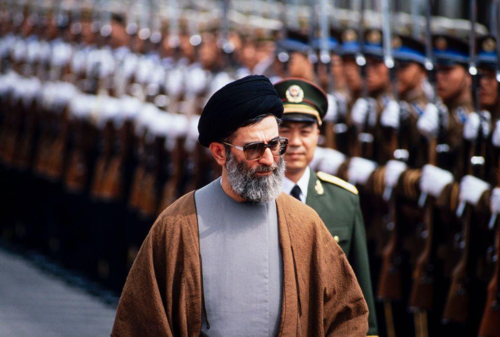 El presidente iraní, Alí Jamenei, durante una ceremonia de bienvenida por su visita de Estado a Pekín, China, el 11 de mayo de 1989.