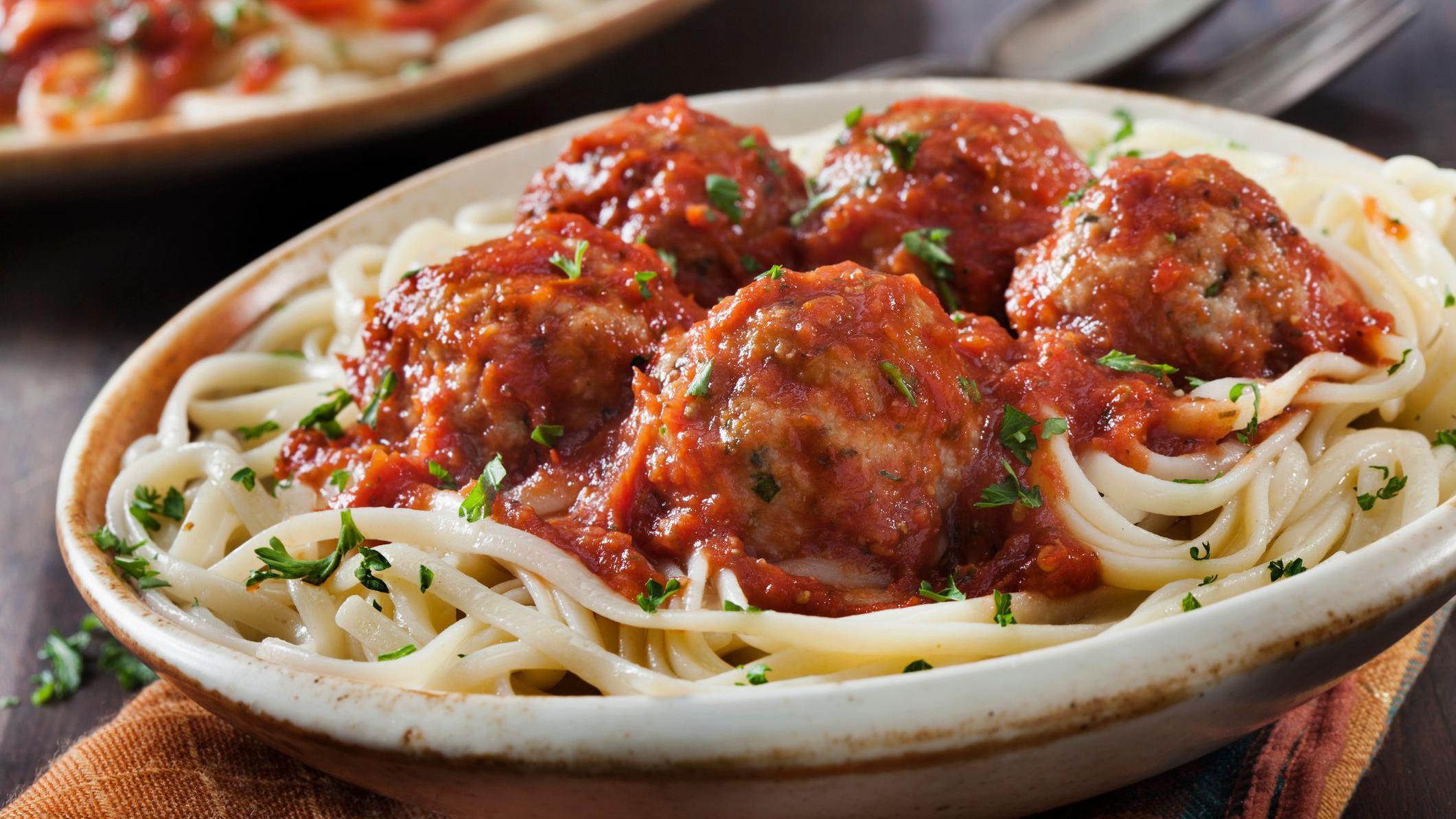 Albóndigas con fideos y salsa.