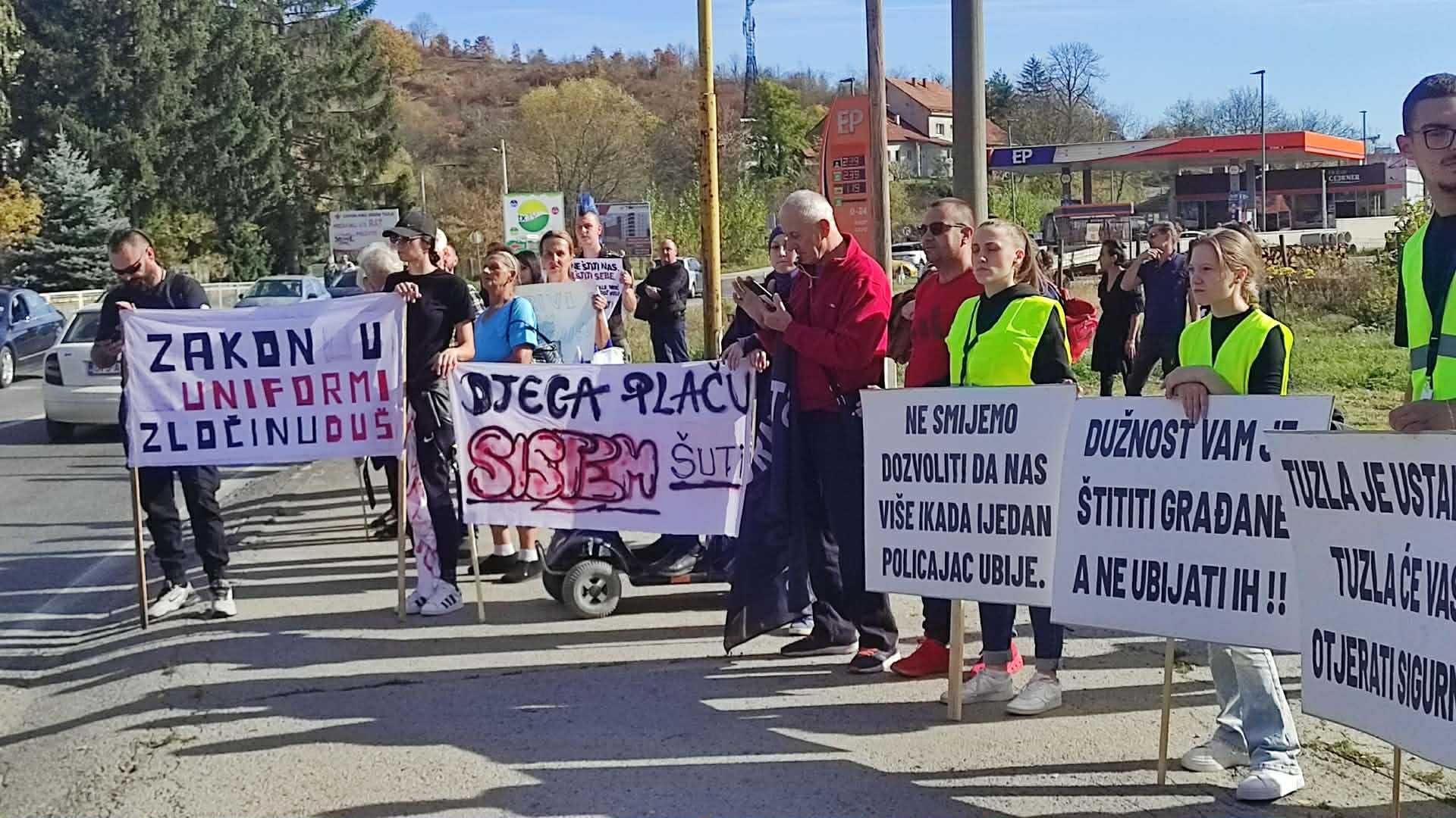 protest u Tuzli i parole 'Deca plaču, sistem ćuti', 'Dužnost vam je štititi građane, a ne ubijati ih'