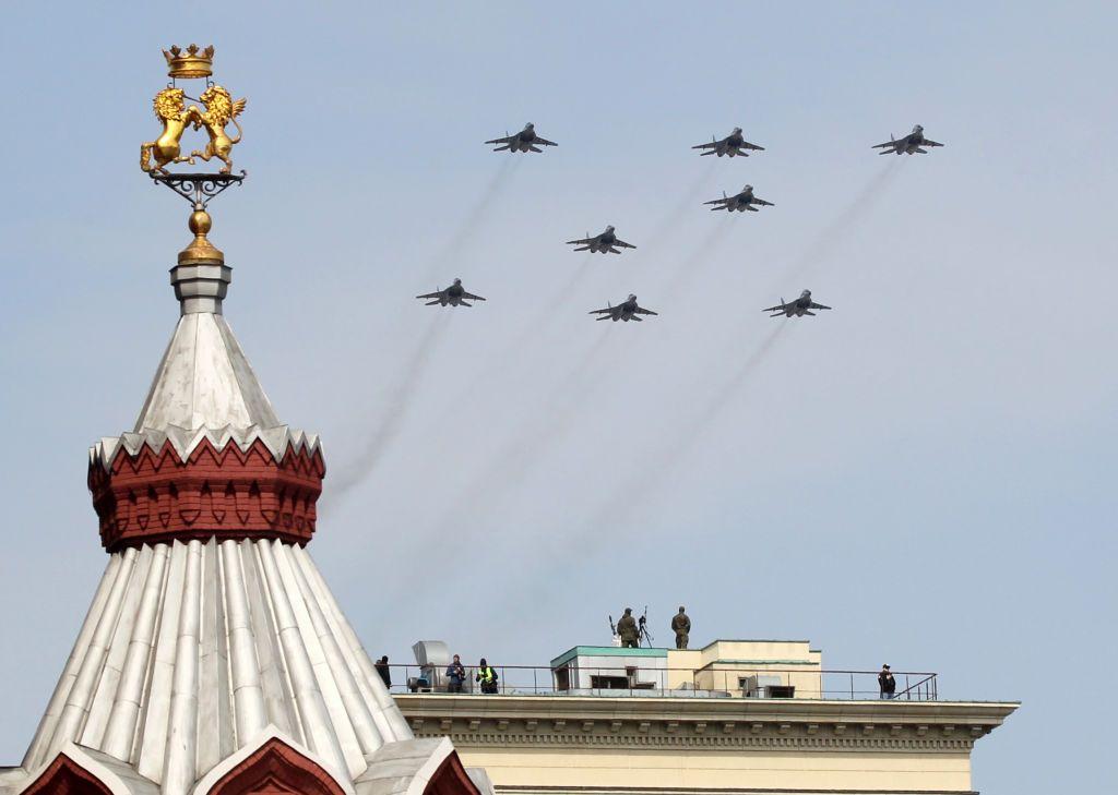 Cazas rusos Mikoyan MIG-29 sobrevuelan la Plaza Roja durante los ensayos generales del desfile del Día de la Victoria, el 7 de mayo de 2022 en Moscú, Rusia.