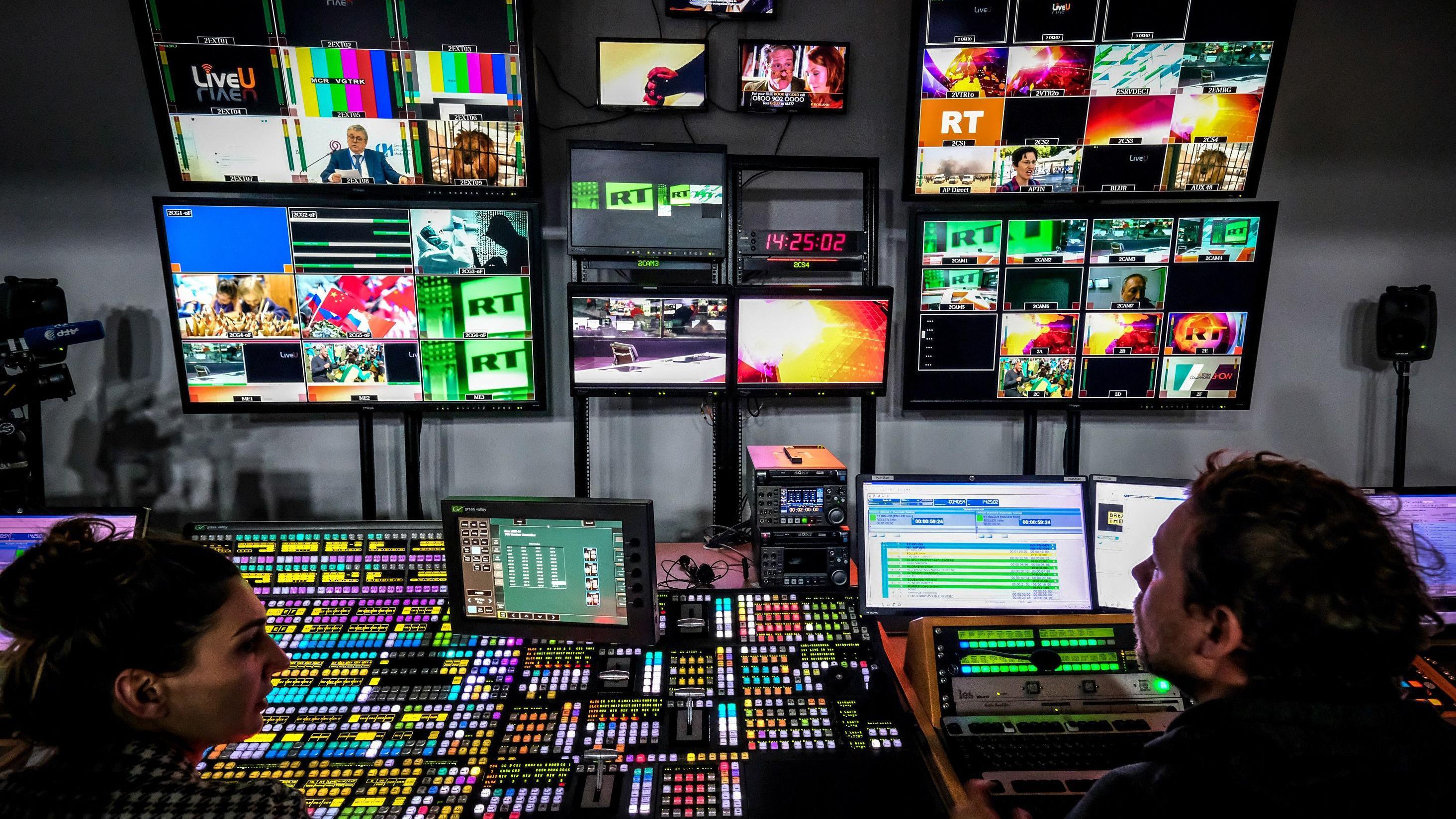 Diretores não identificados da TV Russia Today (RT) na sua sala de operações em Moscou, no dia 8 de junho de 2018