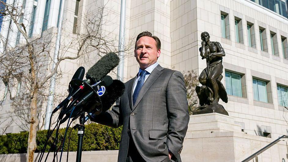 El abogado Anthony Colombo habla a la prensa afuera de un tribunal de Los Ángeles