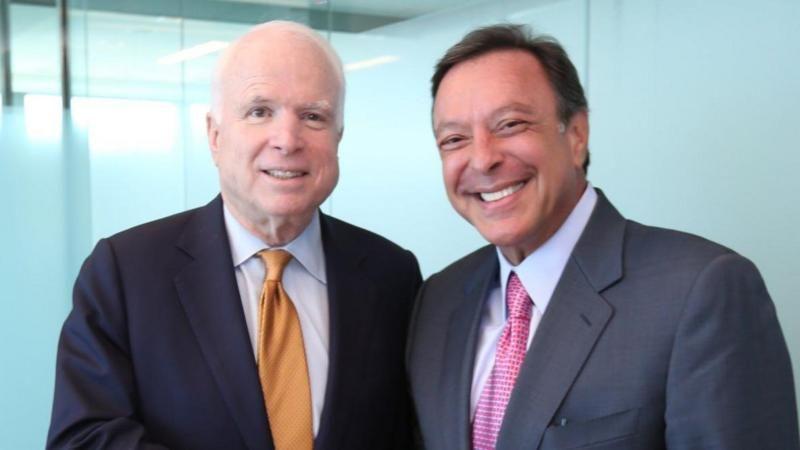 O ex-senador republicano John McCain (1936-2018), candidato derrotado à presidência dos EUA em 2008, ao lado de Miguel Fernández