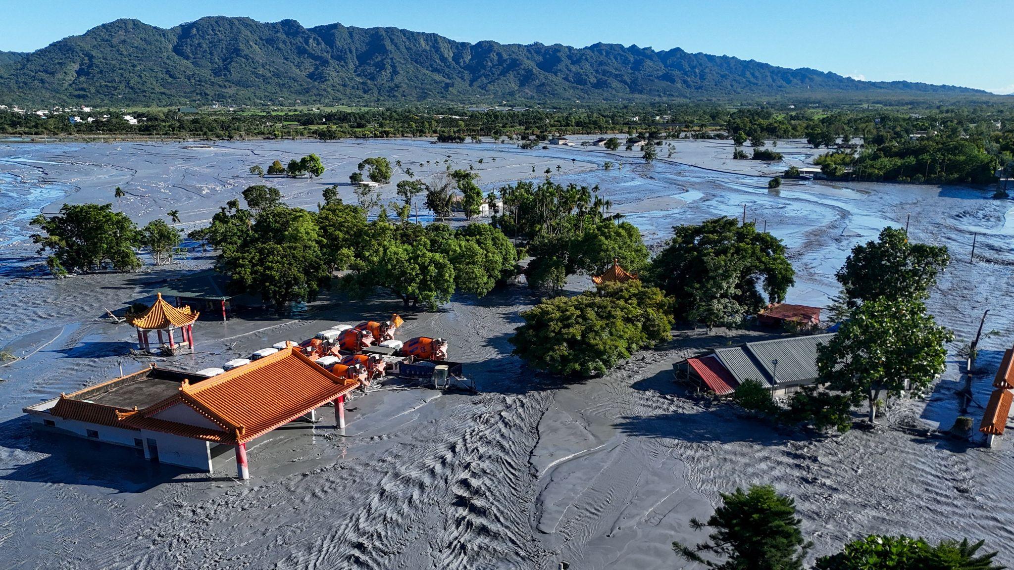 以無人機拍攝的台灣花蓮遭厚厚淤泥覆蓋情況（25/9/2025）