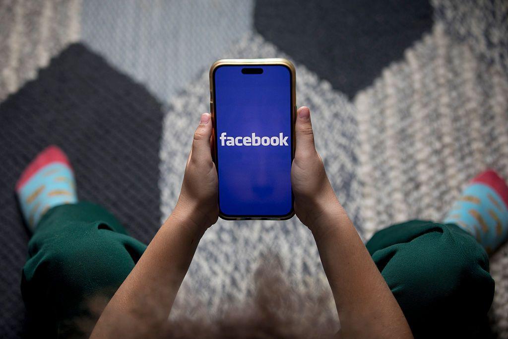 "الانحطاط الممنهج" للإنترنت: لماذا تحول فيسبوك إلى "مزبلة" رقمية؟ 