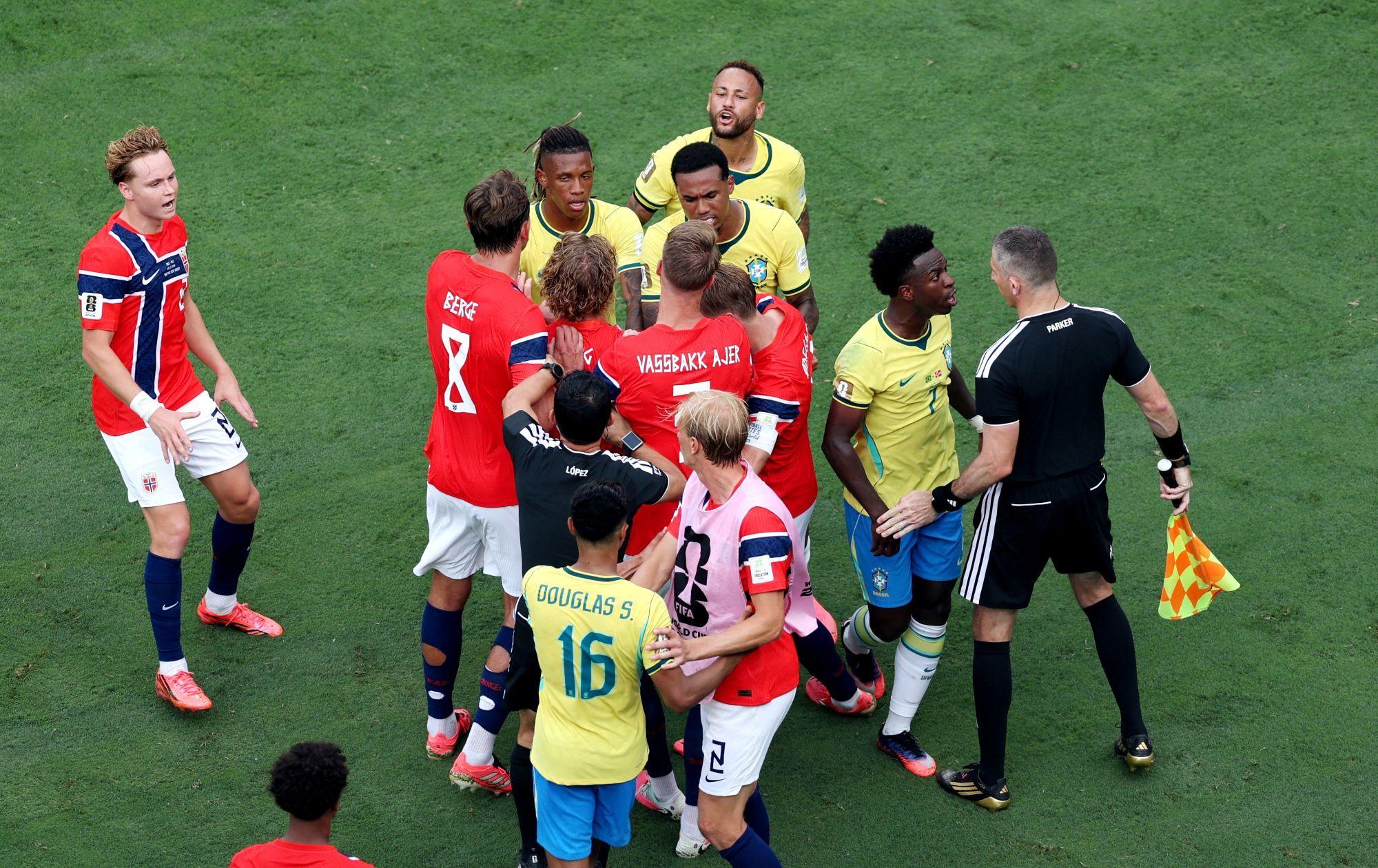 Neymar se envolveu em confus&atilde;o com jogadores da Noruega quando Brasil j&aacute; perdia a partida