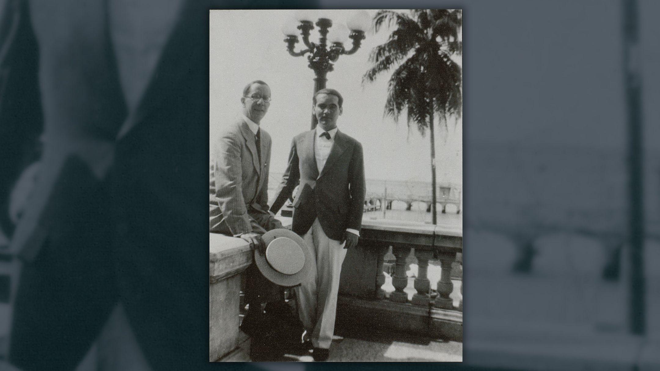 Federico García Lorca con el escritor cubano Luis Rodríguez Embil, en el Yat Club de La Habana, 1930. 