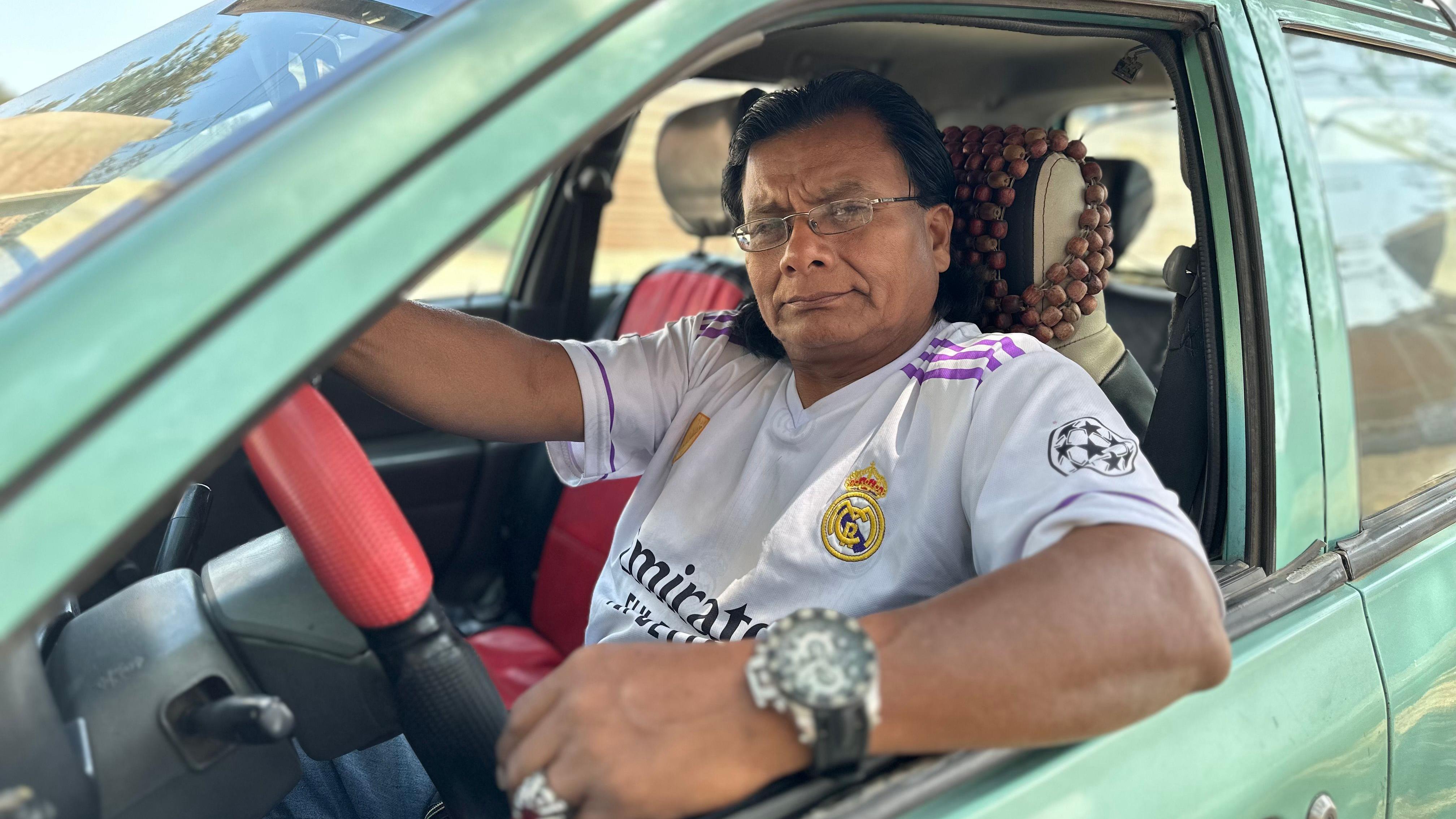 El taxista Jaime Lleun en Chiclayo, Perú, el 9 de mayo de 2025.
