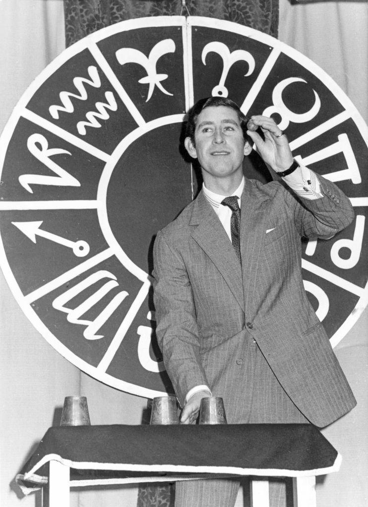 El rey Carlos haciendo su prueba de ilusionismo para ingresar al Magic Circle