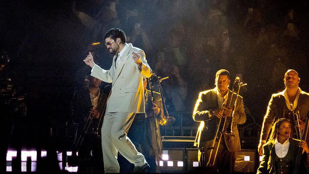 يؤدي باد باني عرضاً على المسرح ضمن جولته العالمية "ديبي تيرار ماس فوتوس" في ملعب جي إن بي سيغوروس، في 11 ديسمبر/كانون الأول 2025، في مدينة مكسيكو، المكسيك.