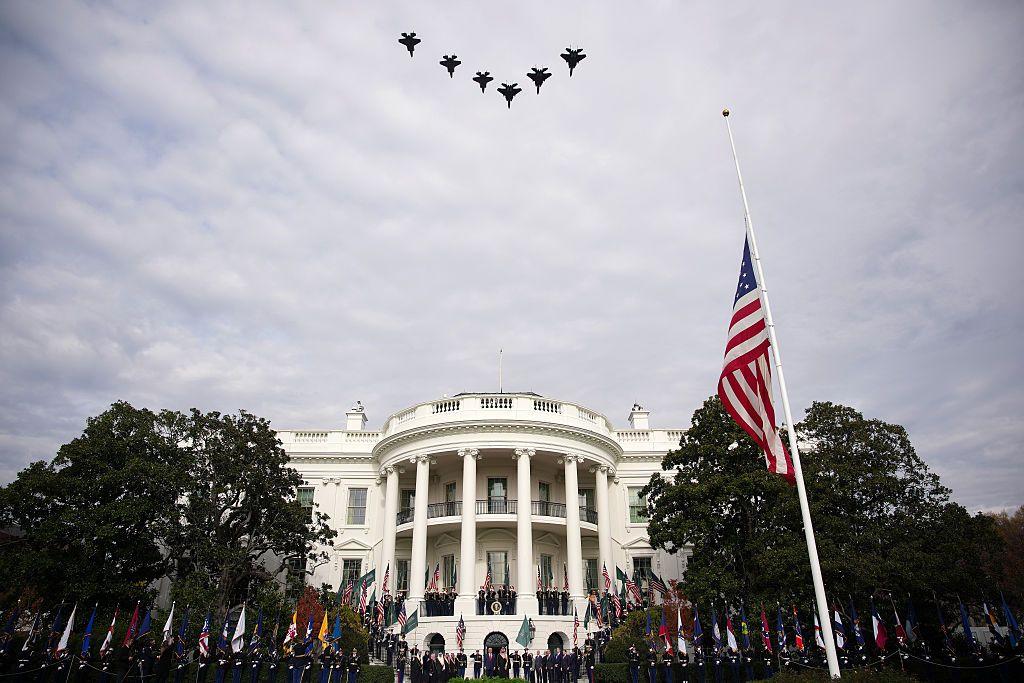 استعراض لطائرات F – 35  الأمريكية فوق البيت الأبيض أثناء زيارة محمد بن سلمان