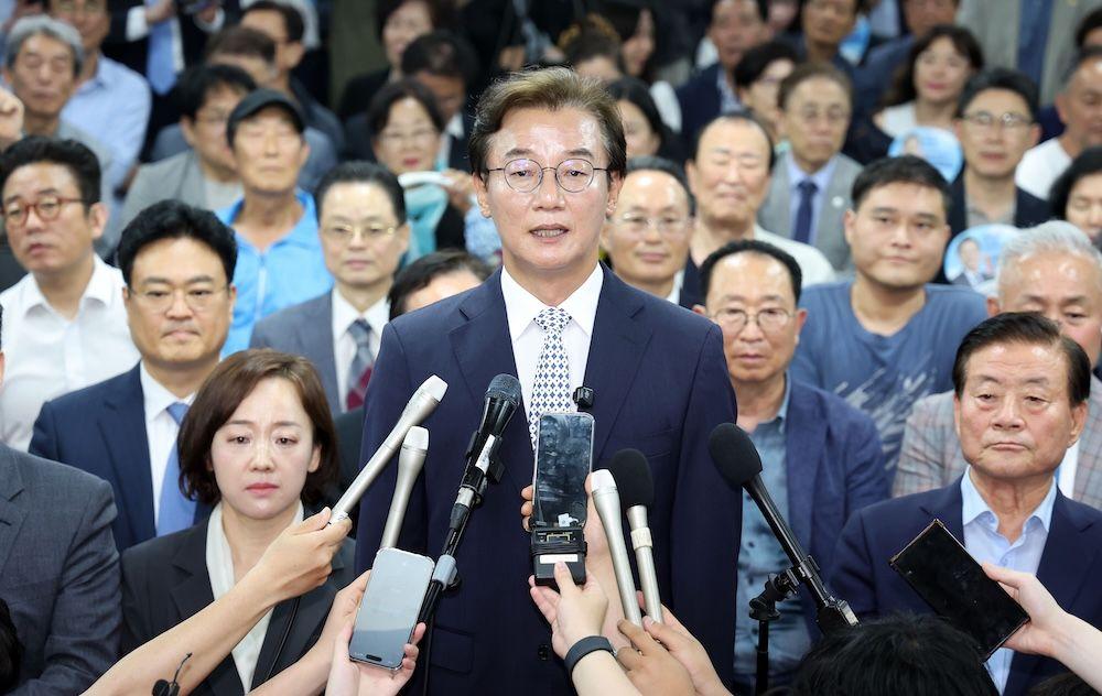 여러 대의 마이크 앞에 서서 소감을 말하는 전재수 후보