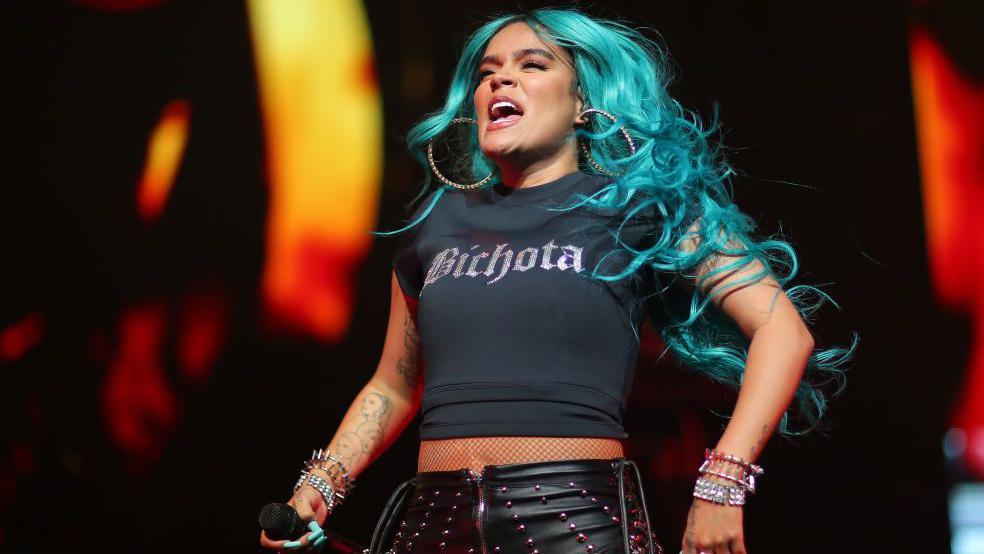 Karol G con una camiseta que dice Bichota.