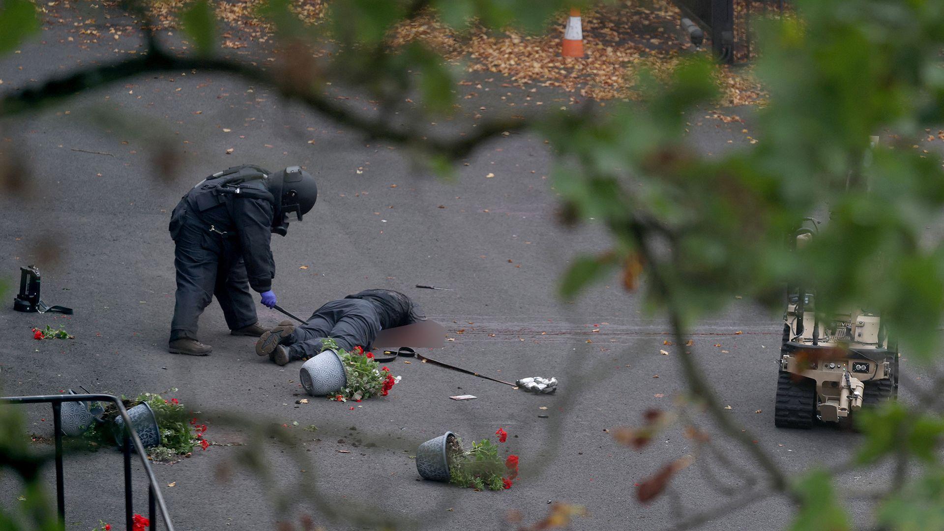 2025년 10월 2일, 영국 맨체스터 북부의 한 유대교 회당 외부에서 차량이 보행자를 향해 돌진하고 흉기 공격이 발생한 사건 이후, 현장에서 공격범으로 추정되는 남성의 시신 옆에서 폭발물 처리 요원이 작업을 진행하는 모습이 포착됐다.
