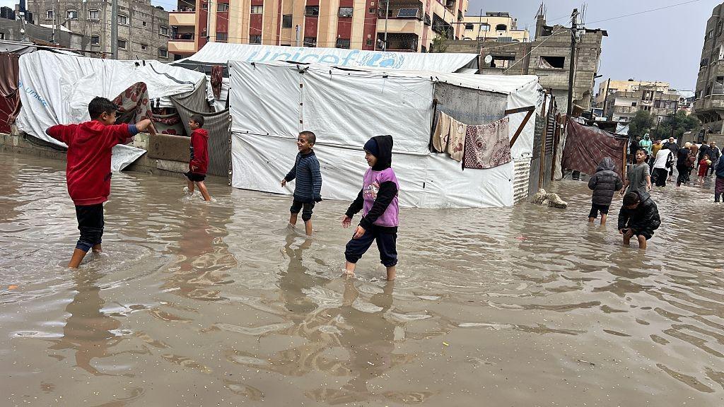 الخيم التي لجأ إليها النازحون في غزة غمرتها مياه الفيضانات 
