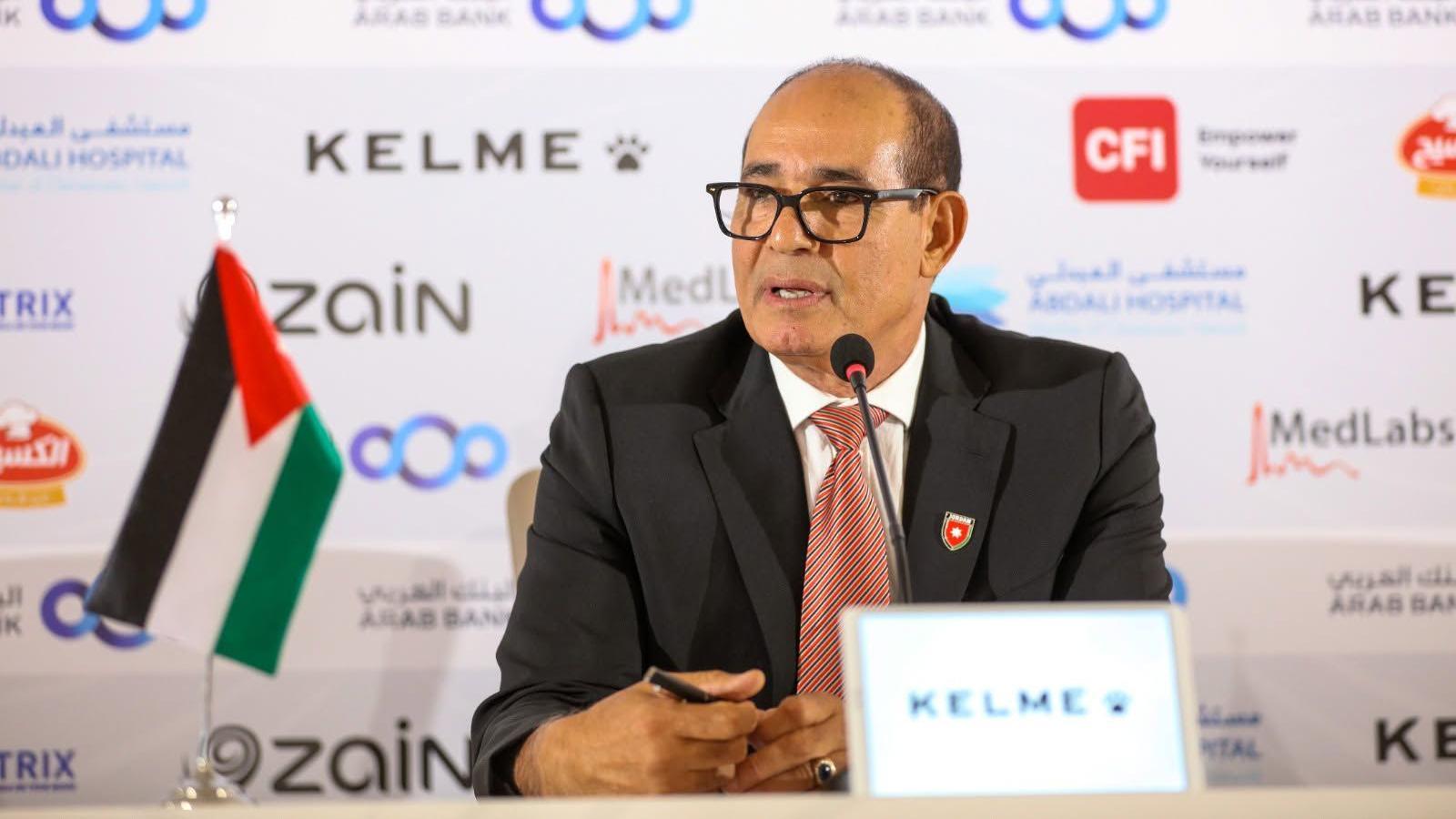 المغربي بادو الزاكي مدرب المنتخب الأردني في مؤتمر صحفي في العاصمة الأردنية عمّان