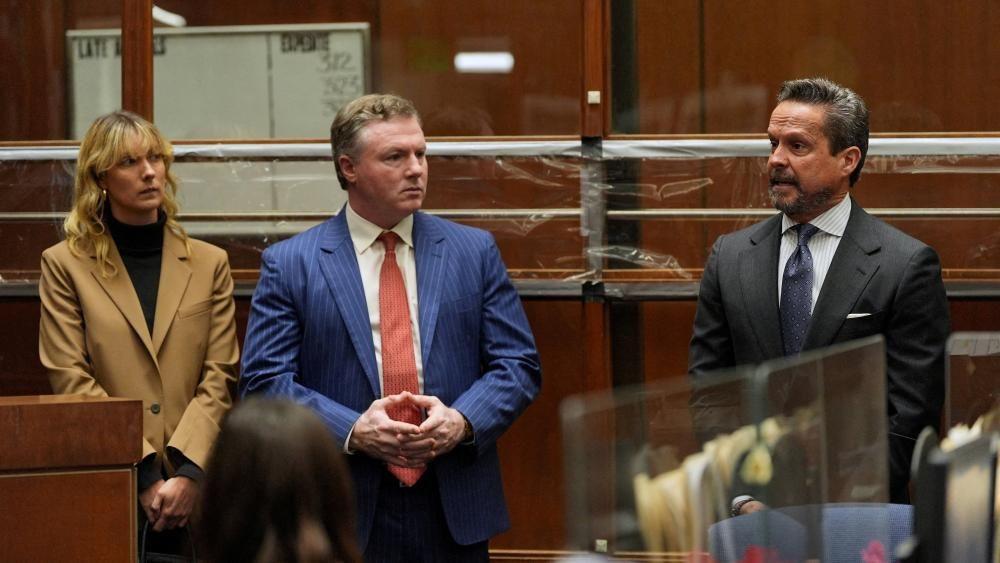 El abogado Alan Jackson habla junto a otras dos personas en la sala del tribunal