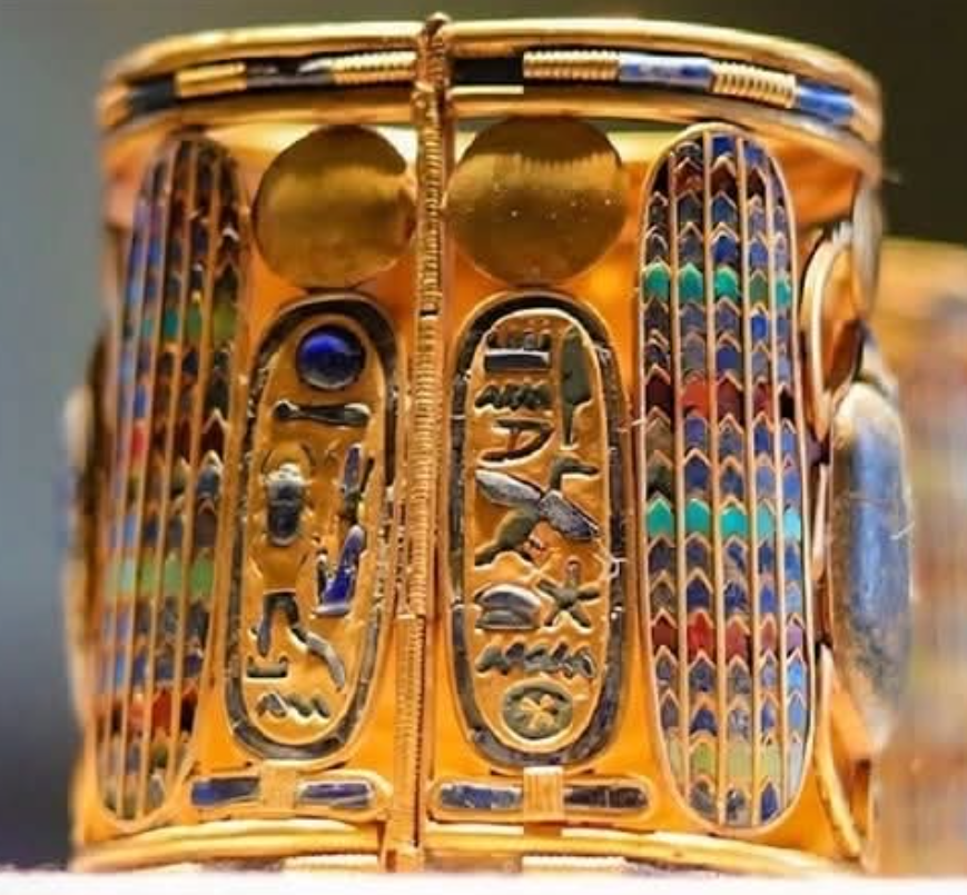 روج نشطاء التواصل الإجتماعي أن هذا السوار هو الذي تمت سرقته، بينما أكد مسؤولو المتحف المصري بالتحرير أنه يعرض في المتحف 