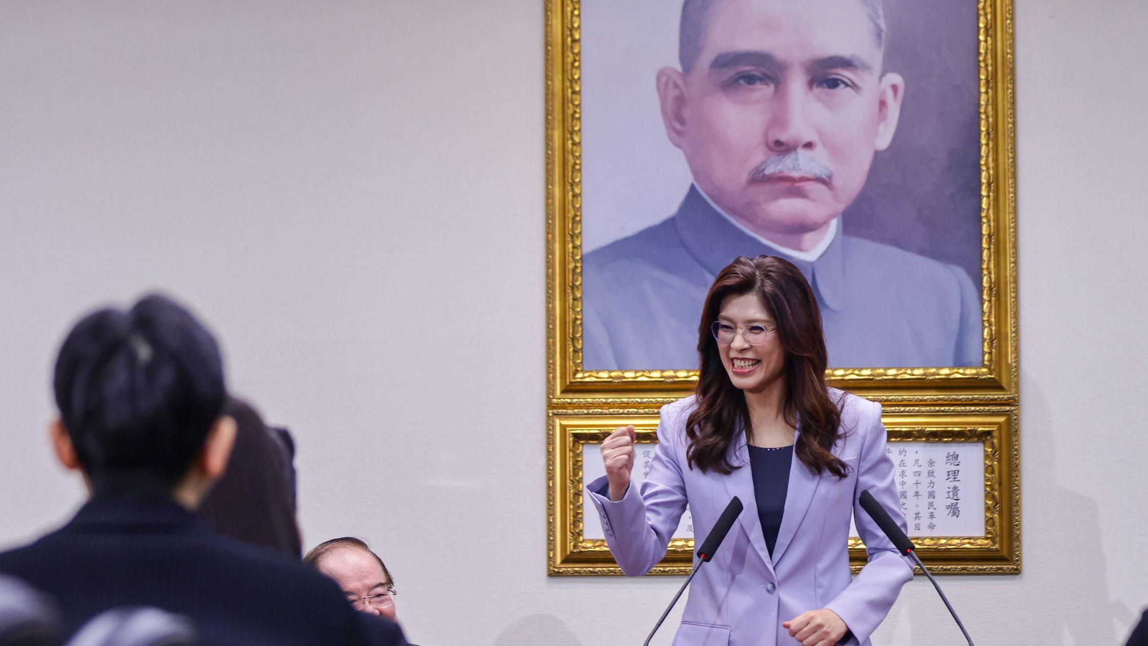 啟程前，鄭麗文在國民黨中央黨部召開記者會。