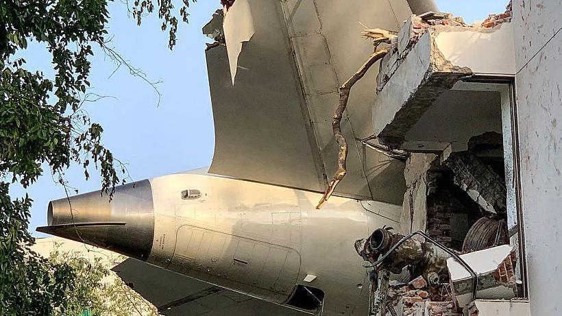 La parte trasera del vuelo 171 de Air India se muestra en el lugar después de que se estrellara en una zona residencial cerca del aeropuerto de Ahmedabad el 12 de junio de 2025.