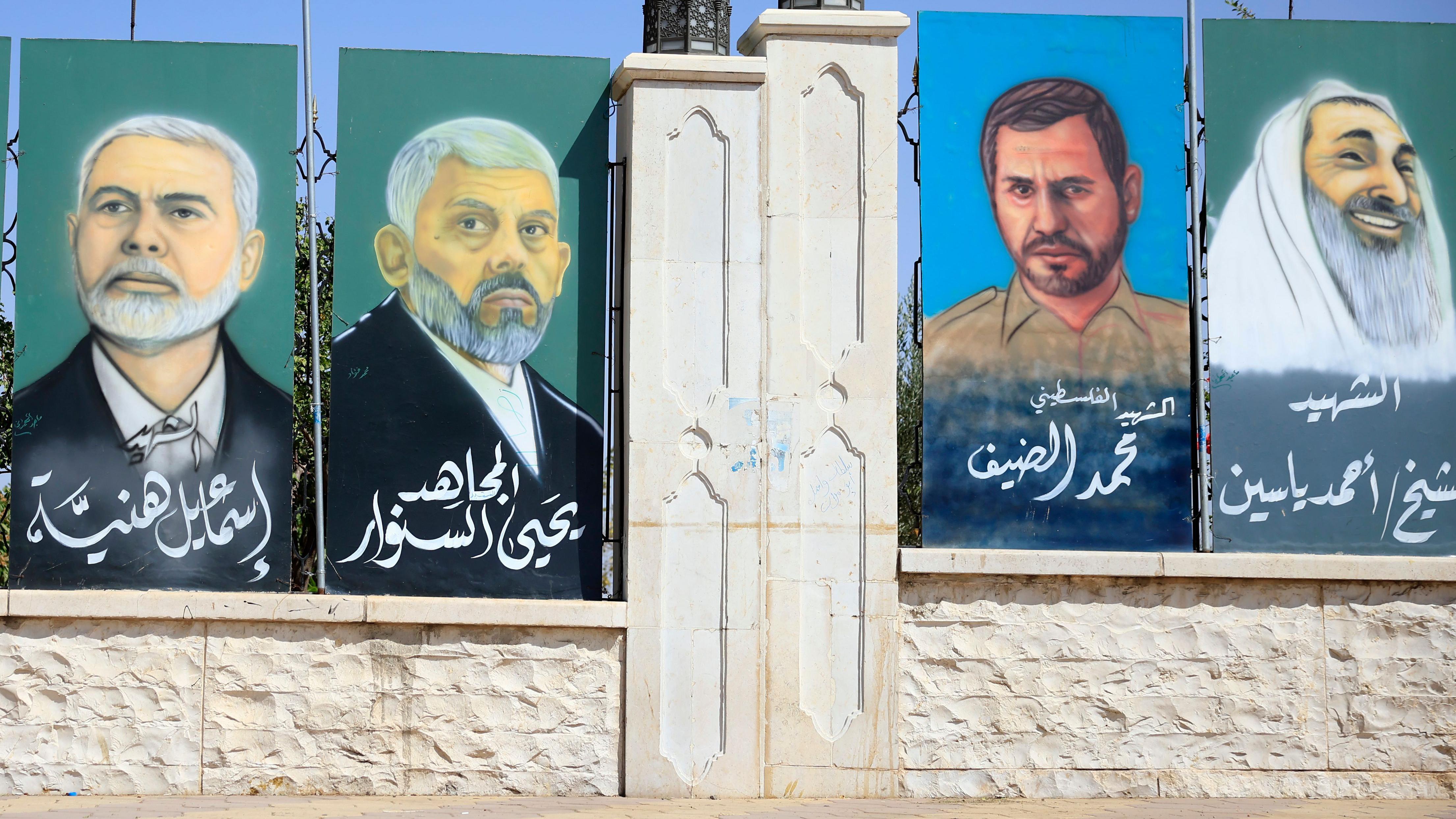 Pinturas em uma parede com os rostos de ex-l&iacute;deres do Hamas: Ismail Haniyeh, Yahya Sinwar, Mohammed Deif e o xeque Ahmed Yassin