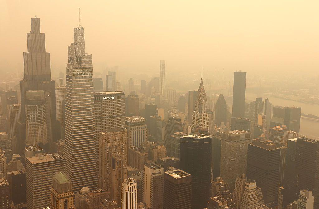 Una panorámica de Manhattan que muestra mala calidad de aire
