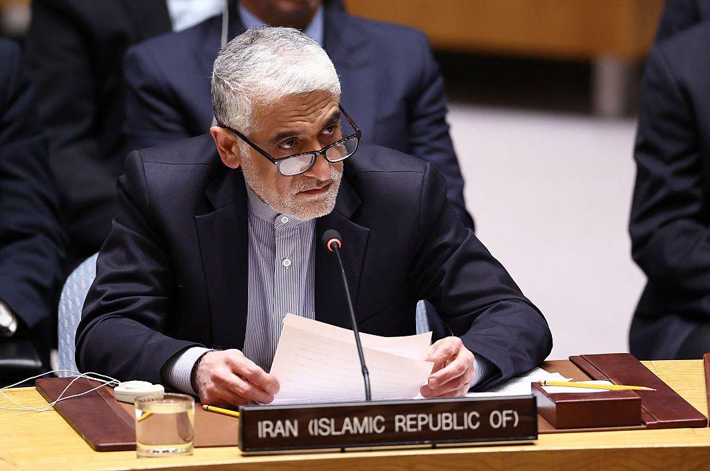 السفير الإيراني لدى الأمم المتحدة أمير سعيد إيرواني يتحدث خلال جلسة طارئة لمجلس الأمن بشأن التصعيد في الشرق الأوسط، 28 فبراير 2026، في وقت حذر فيه الأمين العام أنطونيو غوتيريش من أن العمل العسكري قد “يشعل سلسلة أحداث لا يمكن لأحد السيطرة عليها”، بينما دانت دول خليجية الهجمات الإيرانية خلال الجلسة نفسها.
