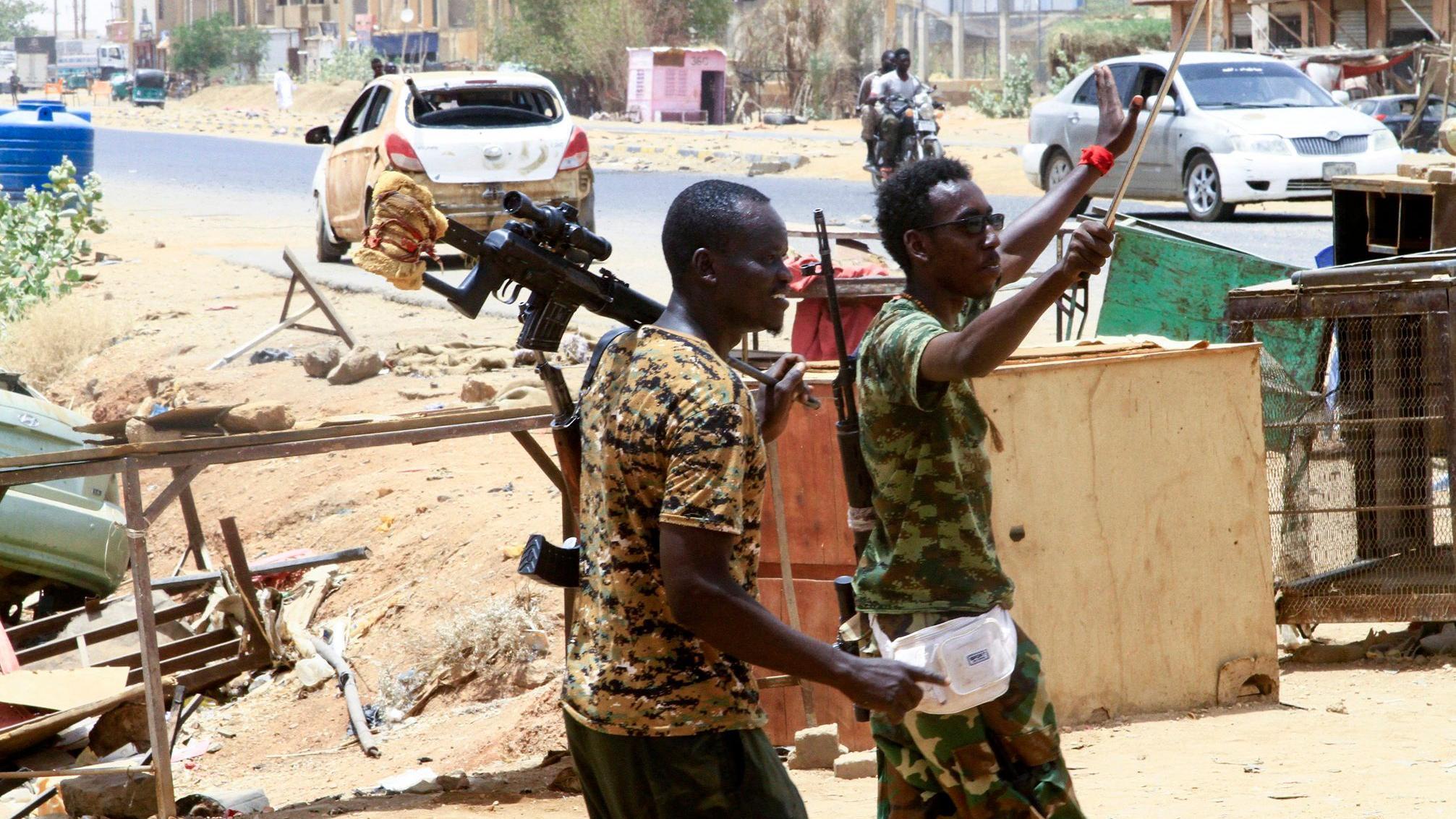جنود من الجيش السوداني يحتفلون في بلدة صالحة، جنوب أم درمان، بعد يومين من استعادتها من قوات الدعم السريع شبه العسكرية، في 22 مايو/أيار 2025.