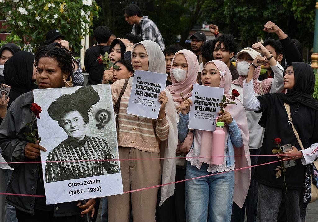 Decenas de activistas marchan y pronuncian discursos mientras portan carteles durante la conmemoración del Día Internacional de la Mujer en Indonesia. 