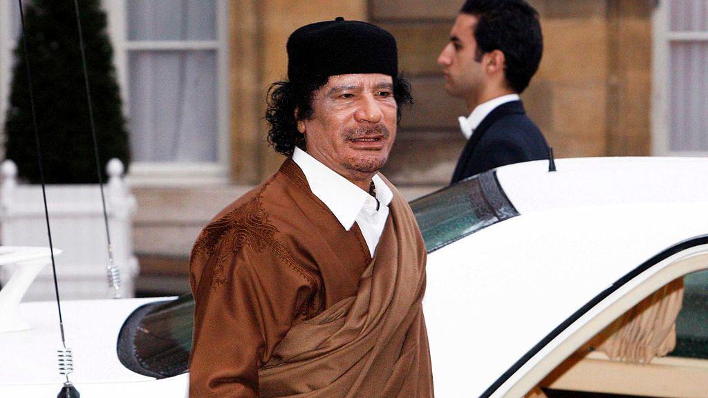 Gaddafi tiba di Le Palais de l'Elysee pada 10 Desember 2007 di Paris, Prancis. Pemimpin Libya Muammar Gaddafi akan menghabiskan lima hari di Prancis, kunjungan pertamanya dalam lebih dari 30 tahun, untuk membahas kesepakatan perdagangan dan militer.
