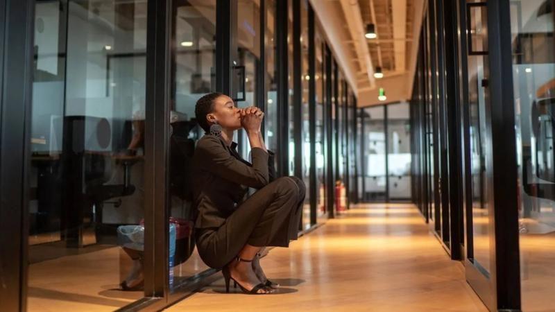 لماذا تعاني النساء من الضغط النفسي والإجهاد أكثر من الرجال؟ 2 سيدة تجلس وتبدو مرهقة