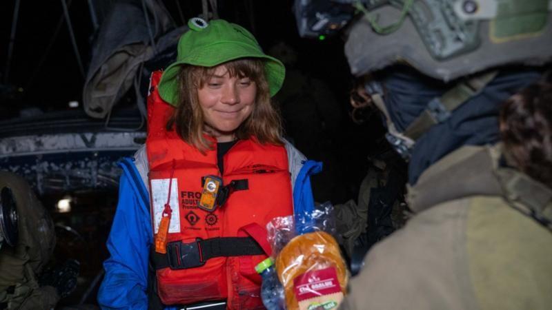 Greta Thunberg con un chaleco salvavidas