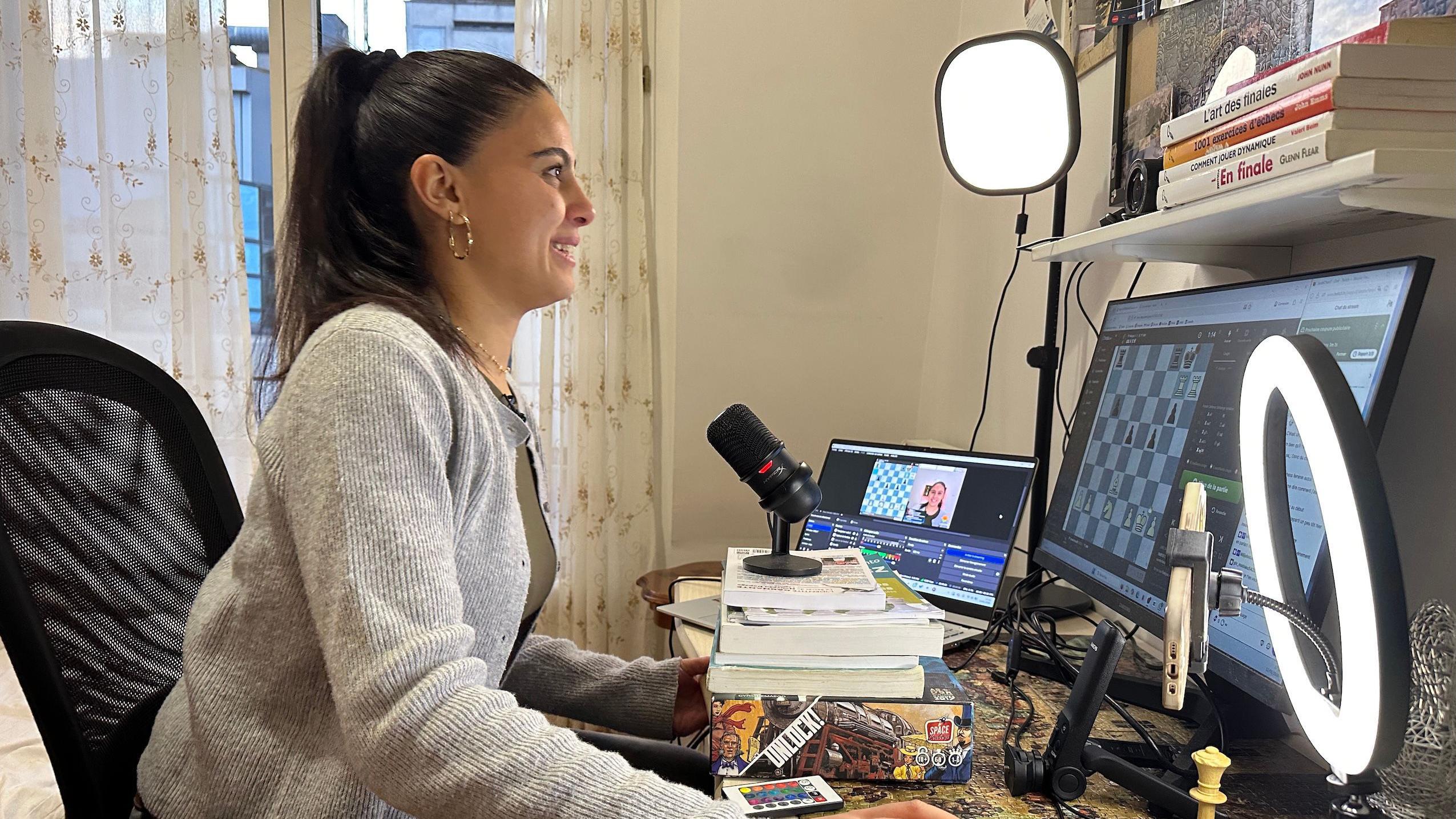 Sara strimuje iz porodičnog doma u Parizu, a zadala je sebi rok od šest meseci da počne da živi od striminga