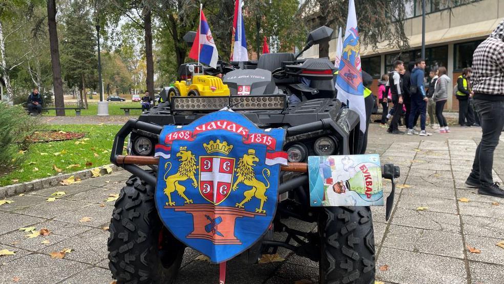 kvad ukrašen simbolima Čačka