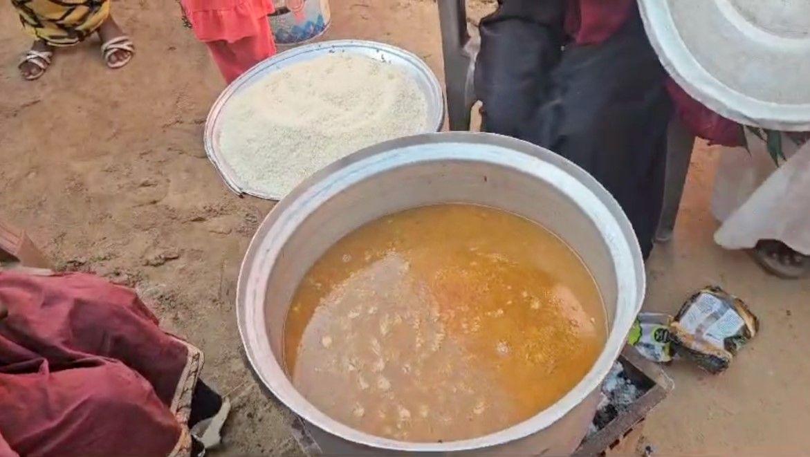 شمال وغرب دارفور تحت الحصار، و"الجميع يواجهون الموت" 5 الطعام الذي تساعد مناهل في تحضيره