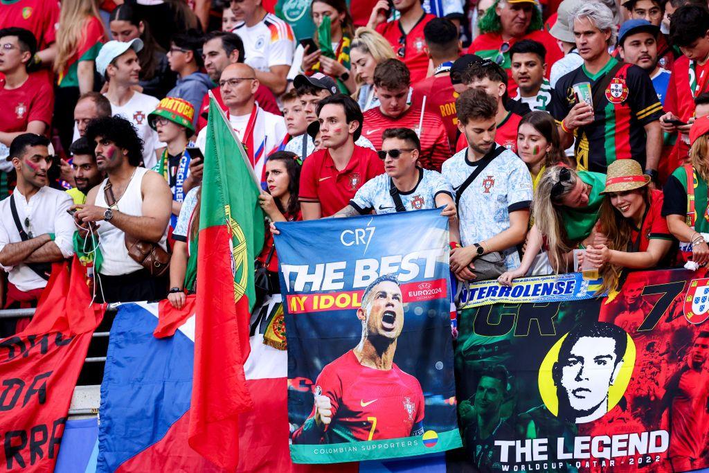 كريستيانو رونالدو: أول لاعب كرة قدم ينضم إلى نادي المليارديرات 3 مشجعو البرتغال يلوحون بالأعلام ويحملون صورة كريستيانو رونالدو قبل مباراة المجموعة السادسة في بطولة كأس الأمم الأوروبية ٢٠٢٤ بين البرتغال والتشيك على ملعب ريد بول أرينا في ١٨ يونيو/حزيران ٢٠٢٤ في لايبزيغ، ألمانيا.