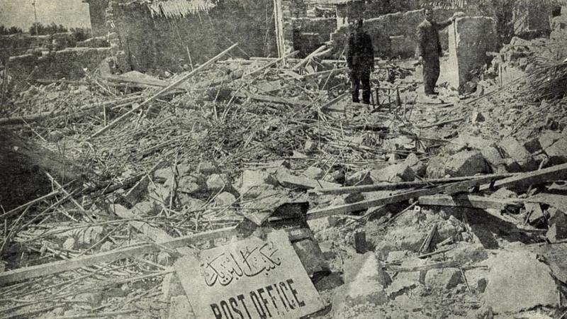 صورة لساحة القتال التي شهدت دماراً، وعلى الأرض لوحة كتب عليها بالعربية والإنجليزية "مكتب البريد"