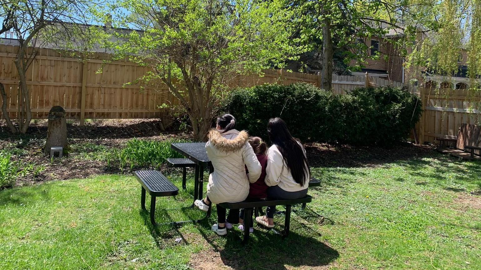 Araceli con sus hijas, de espaldas, en el refugio en el estado de Nueva York
