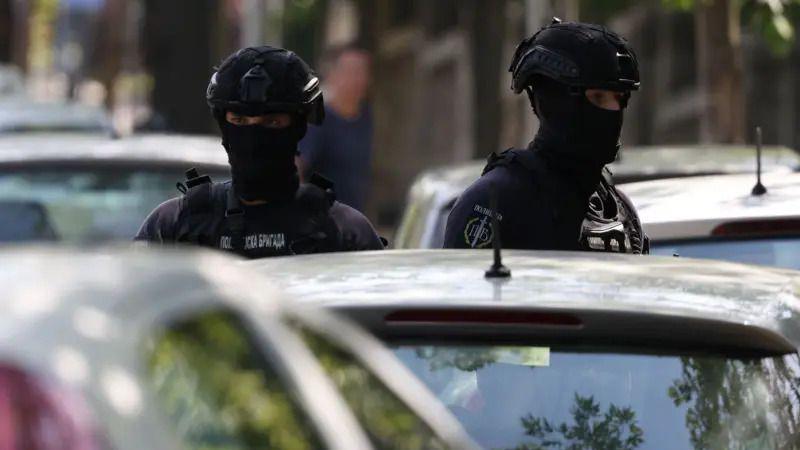 Ubistvo na Senjaku: Podignuta optužnica, Milić se tereti za neprijavljivanje i falsifikovanje 1 Dvojica policajaca u punoj opremi ispred automobila