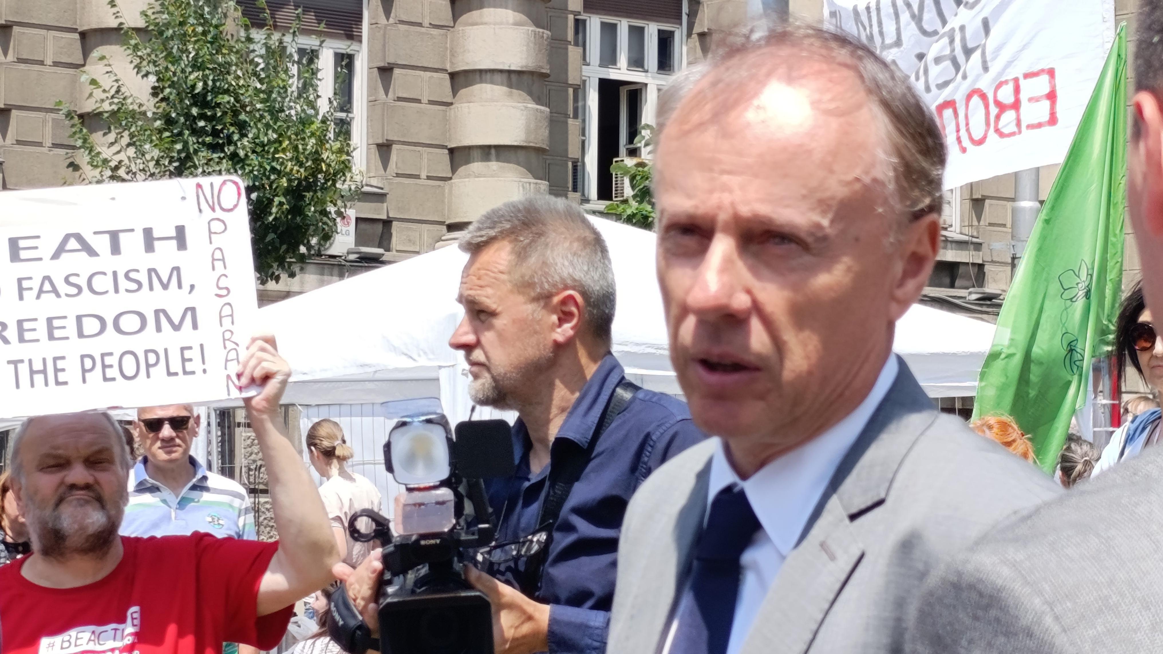 Vladan Đokić u sivom odelu na jednom od protesta ispred zgrade vlade