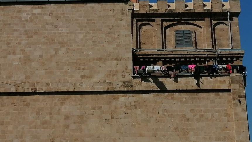 ثياب النازحين الأجانب على شرفة مبنى قديم لكنيسة في بيروت