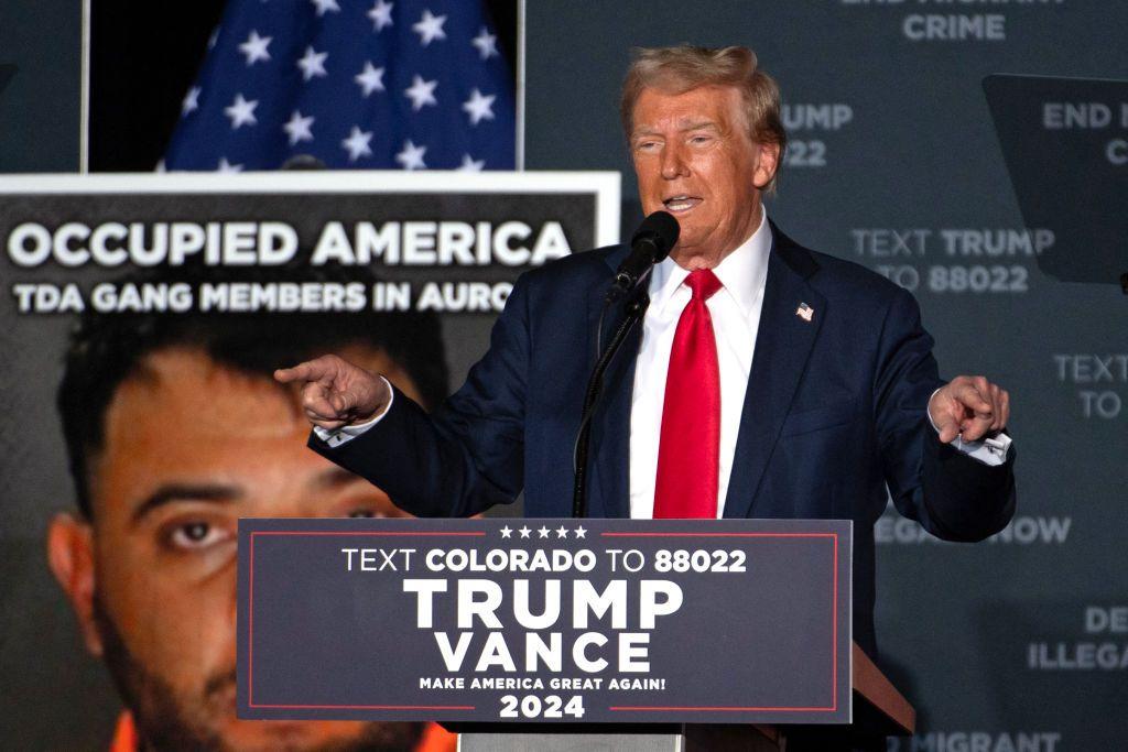 El expresidente de EE. UU. y candidato presidencial republicano Donald Trump habla durante un mitin de campaña en el Gaylord Rockies Resort & Convention Center en Aurora, Colorado, el 11 de octubre de 2024. (Foto de Jason Connolly / AFP) (Foto de JASON CONNOLLY/AFP a través de Getty Images)