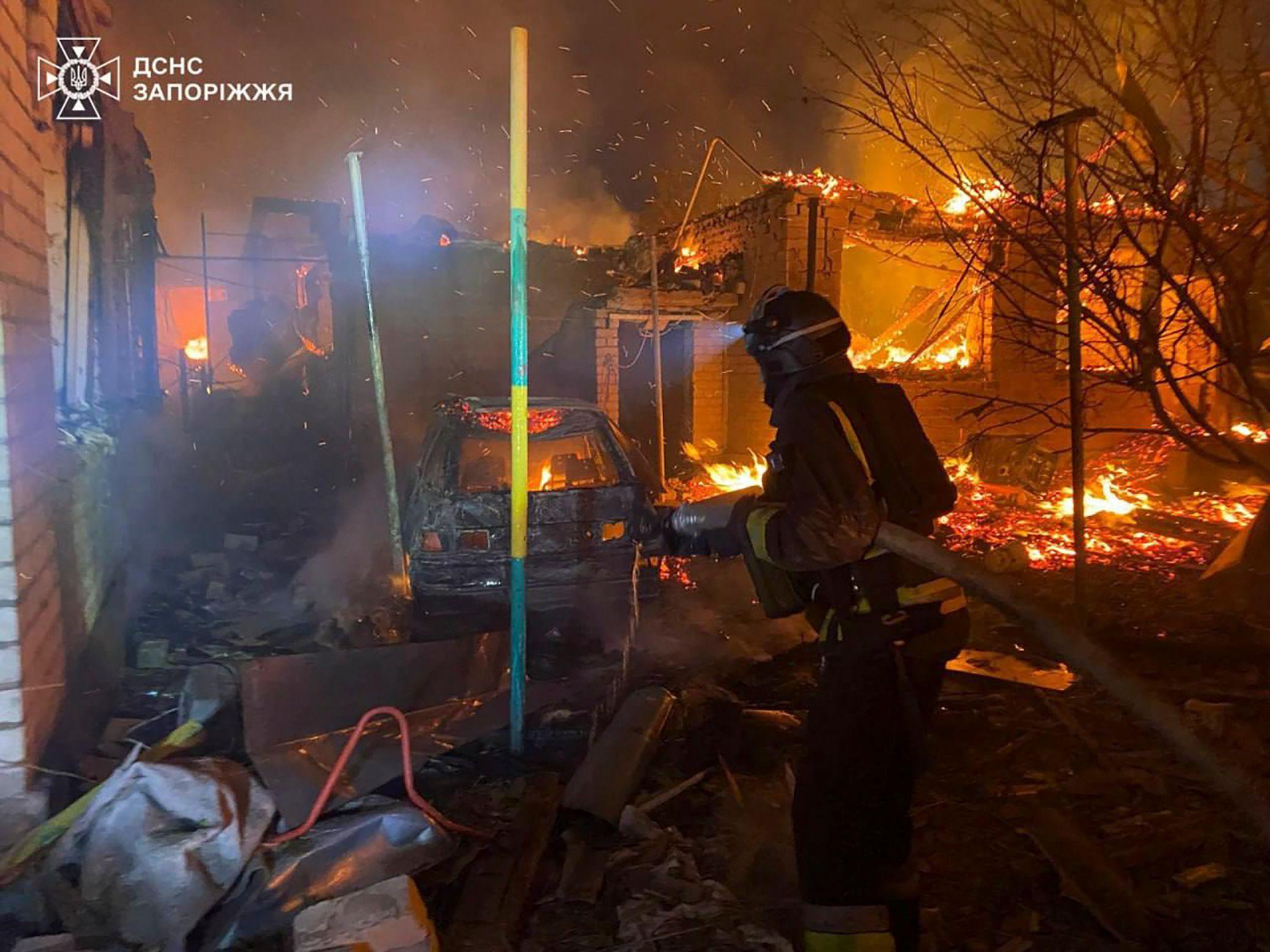 Bomberos apagando un incendio tras un ataque ruso a Zaporiyia.