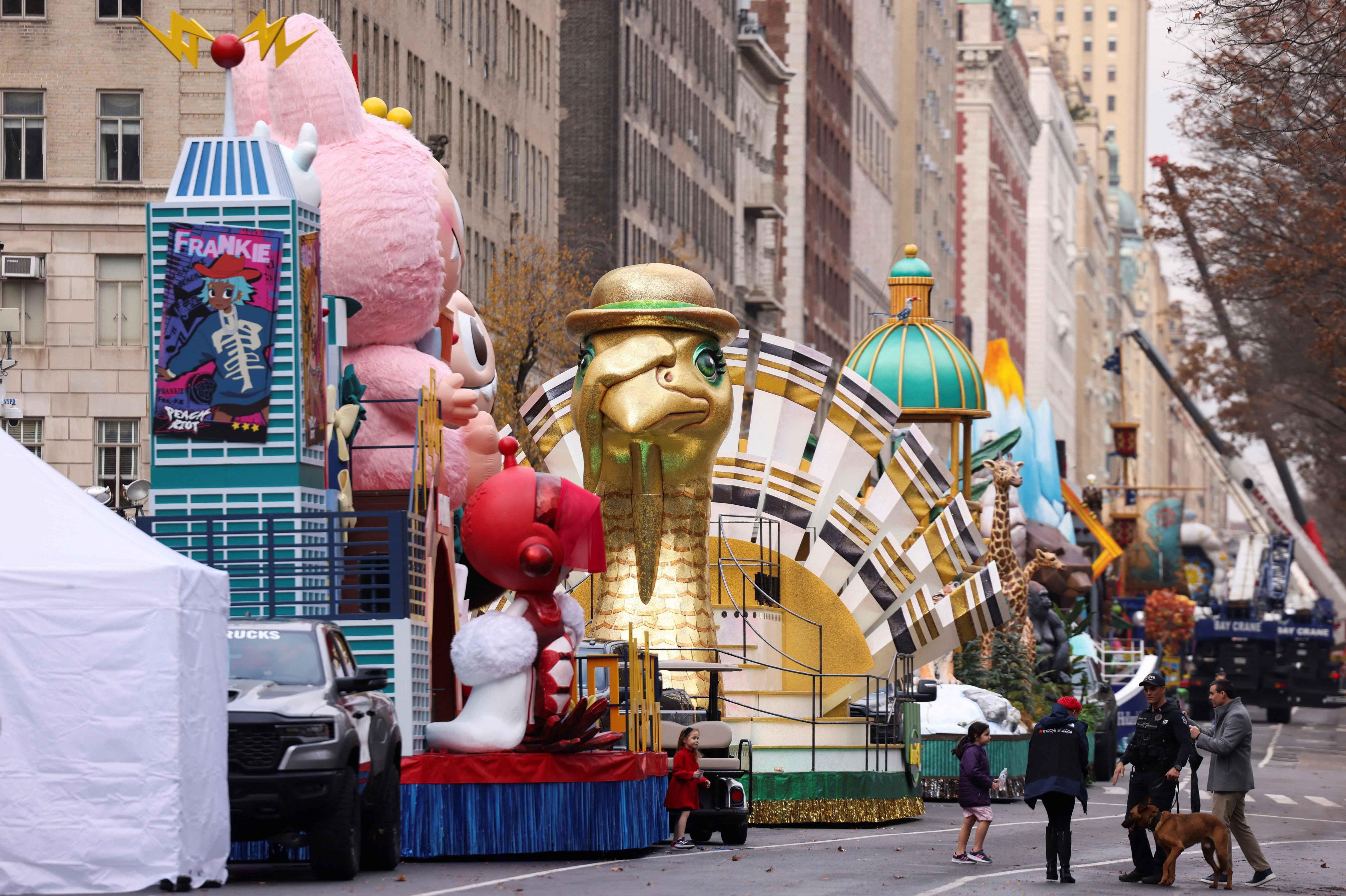 المواكب تتجهز عشية عيد الشكر في الجانب الغربي العلوي من مانهاتن بمدينة نيويورك