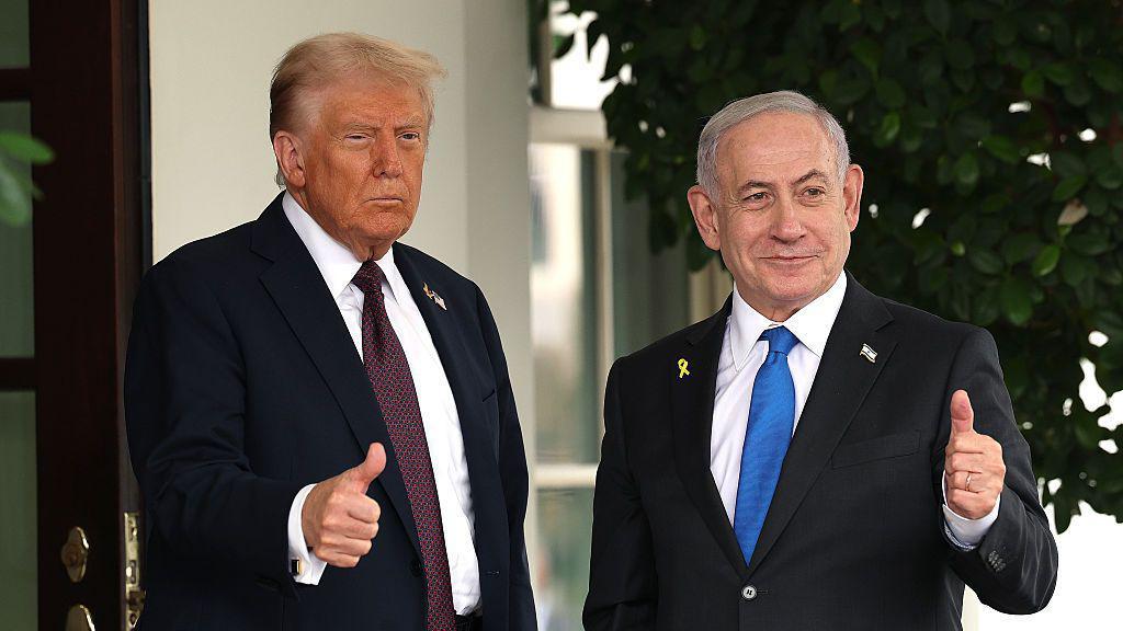 El presidente de Estados Unidos, Donald Trump (izq.), saluda al primer ministro israelí, Benjamin Netanyahu, a su llegada a la Casa Blanca