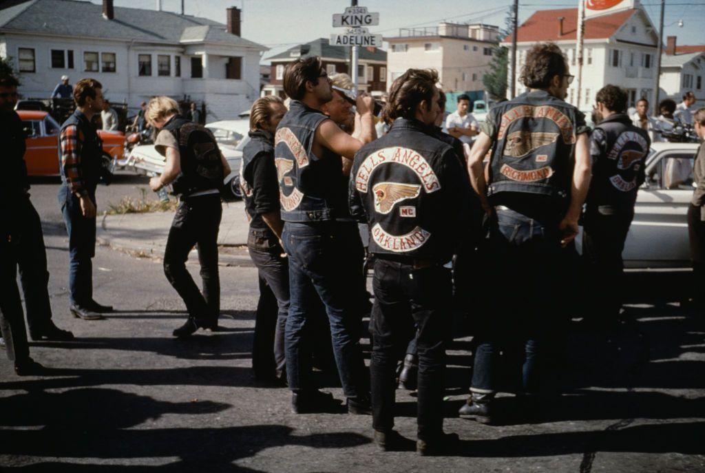 Varios miembros del club Hells Angeles en una calle de EE.UU.