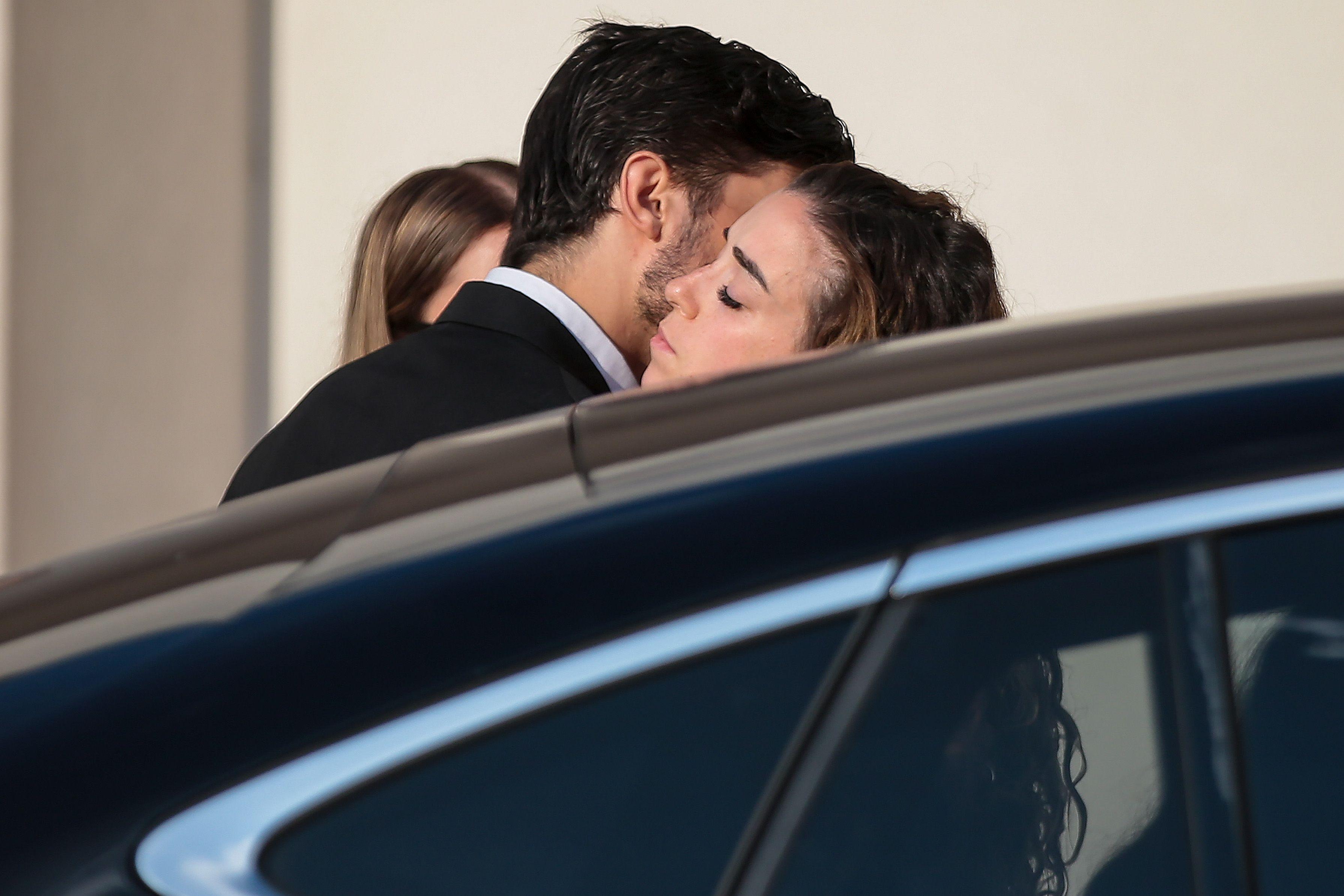 Rute Cardoso, esposa de Diogo Jota, recibe un abrazo al llegar a la iglesia