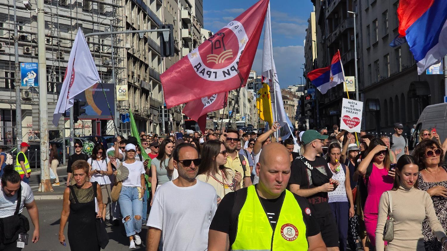 Ljudi šetaju sa transparentima